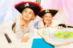 Mädchen im Vorschulalter als Piraten verkleidet