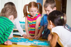 Kinder im Vorschulalter spielen