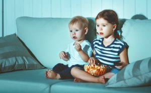 Kinder vor dem Fernseher