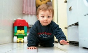 Krabbeln ist für Babys sehr wichtig