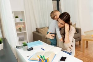 Mutter mit Kind macht Fernstudium