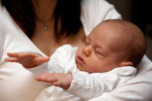 Baby mit Mutter: der Hautkontakt ist wichtig
