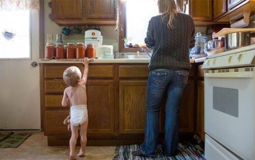 Mutter und Kind stehen in der Küche.