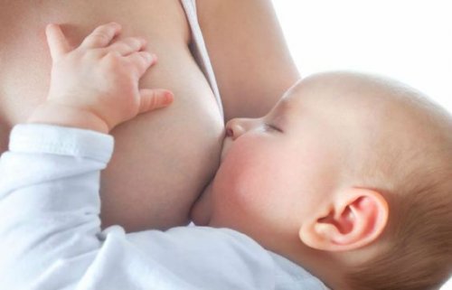 Mutter stillt Baby.