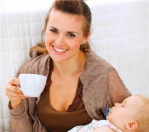 Frau trinkt Kaffee in der Stillzeit