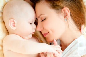 Mutter und Baby liegen zufrieden nebeneinander.