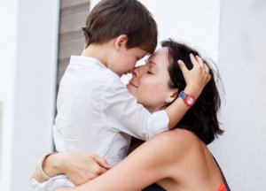Mutter liebt ihren Sohn richtig