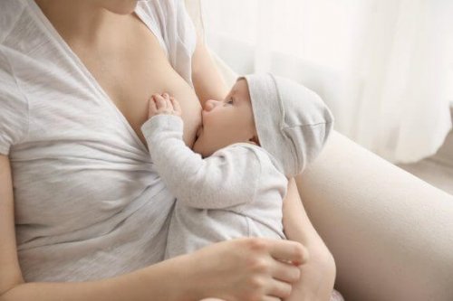 Nach dem Stillen übergibt sich mein Baby: Muss ich mir Sorgen machen?