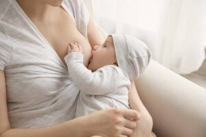 Nach dem Stillen übergibt sich mein Baby: Muss ich mir Sorgen machen?