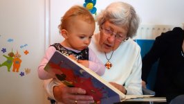 Oma liest Enkel vor