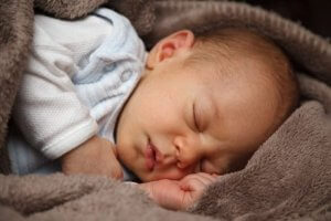 schlafendes Baby hat keinen Nachtschreck
