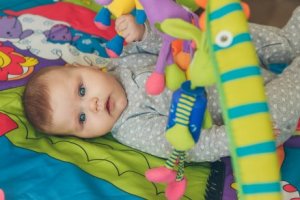 Kind macht Übungen zur frühzeitigen Stimulation