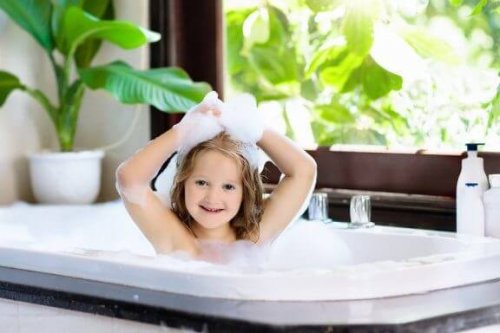 Ab welchem Alter können Kinder alleine baden?