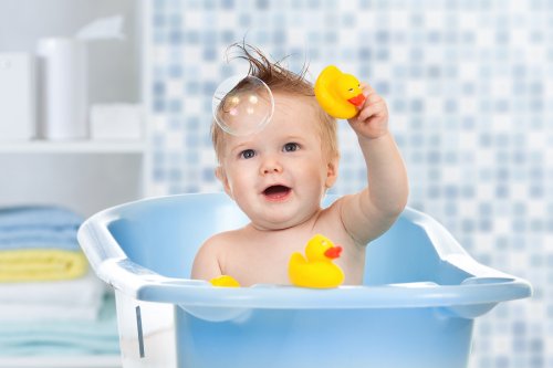 Ab welchem Alter können Kinder alleine baden? - Baby in der Wanne