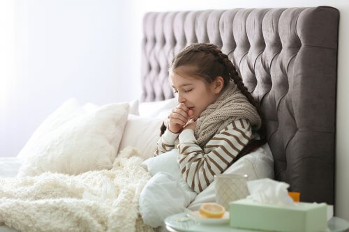 Atemwegsinfektionen bei Kindern -Mädchen hustet im Bett
