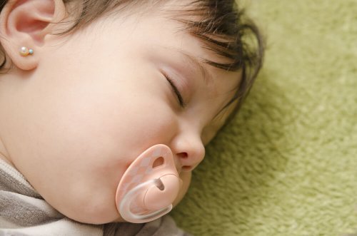 Wenn ein Baby mit dem Schnuller schläft