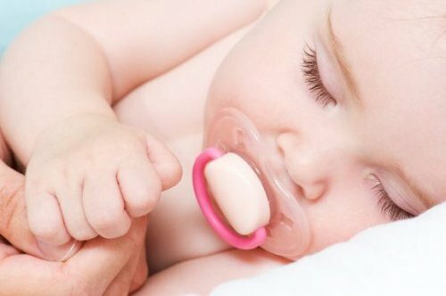 Ist es in Ordnung, wenn dein Baby mit dem Schnuller schläft?