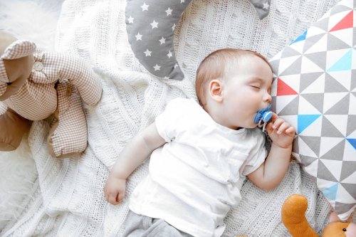 Ein Baby, das mit dem Schnuller schläft
