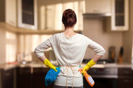 Frauen, die arbeiten, kümmern sich oft an ihren arbeitsfreien Tagen um den Haushalt