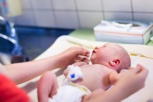 So pflegst du den Nabelschnurstumpf deines Neugeborenen