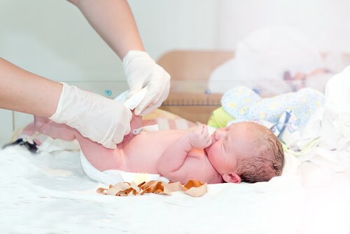Die Pflege des Nabelschnurstumpfes deines Neugeborenen ist wichtig, um Infektionen zu vermeiden