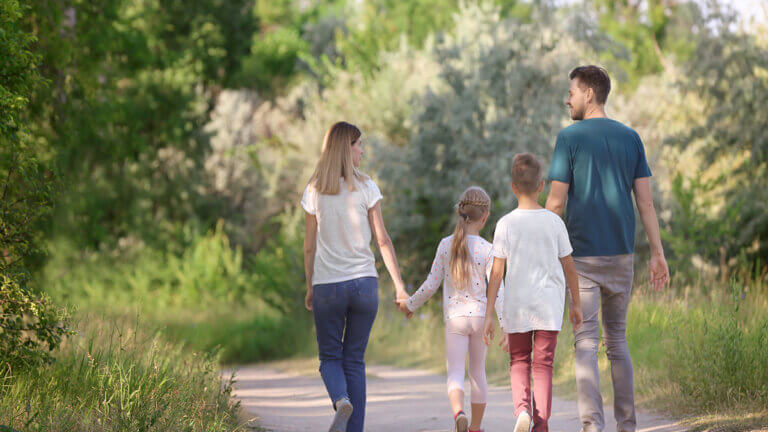 Spaziergänge mit der Familie: Vorteile und Tipps