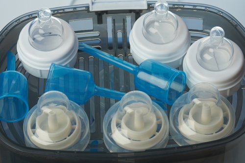 Babyflaschen gründlich reinigen mit einem Sterilisator