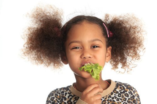 Vitamine für den Herbst - Mädchen isst Salat