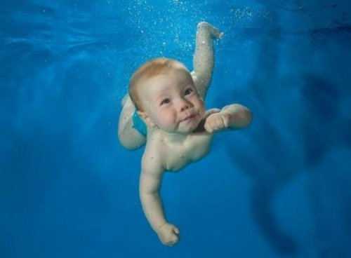 Baby beim Babyschwimmer