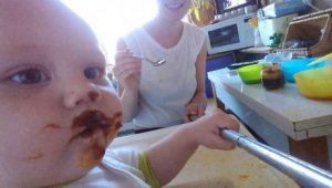 Baby jeden Tag füttern