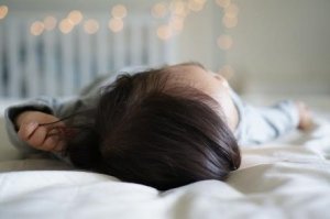 Warum haben manche Kinder bei der Geburt schon so viele Haare?