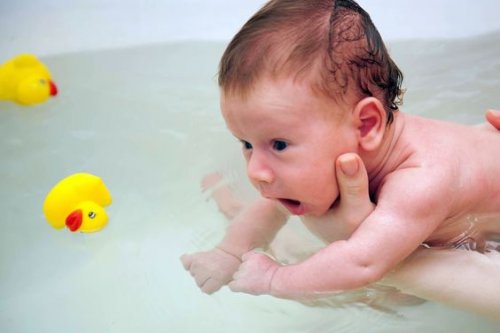 Baby in der Badewanne.