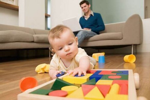 Baby spielt mit Bauklötzen, damit die Sinne stimuliert werden.