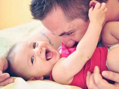 Erstlingseltern - Vater mit Baby