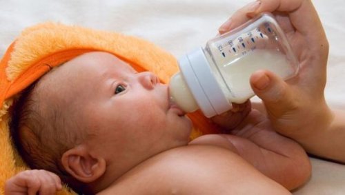 Gastroösophageale Refluxkrankheit - Säugling mit Flasche