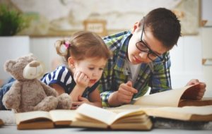 Bruder in der Adoleszenz hilft Schwester