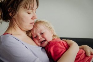 Baby weinen lassen: Gut oder schlecht?