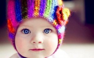 Baby hat schöne Augenfarbe