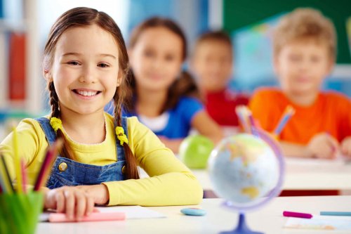 Kinder im Unterricht lernen Sprachen.