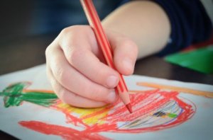 kindliche Kreativität durch Zeichnen