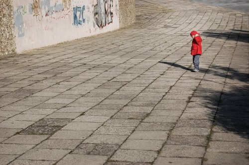 Kleiner Junge allein auf der Straße