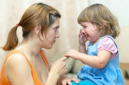 Mutter beruhigt weinende Tochter