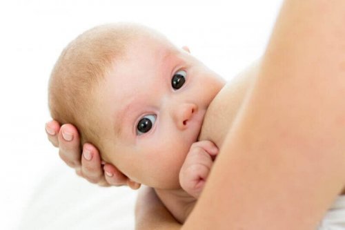 Mutter stillt ihr Baby.