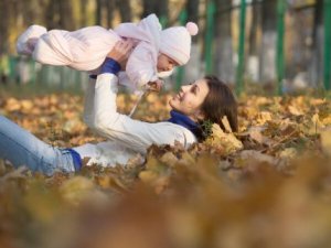 Mutter braucht Pause, um ihr Baby zu pflegen