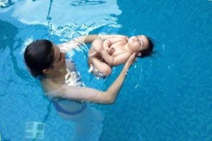 Babyschwimmen: 11 Vorteile vom frühen Wassererlebnis