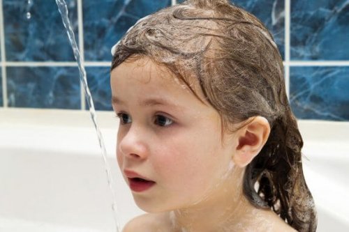 tägliches Haarewaschen - Mädchen in der Badewanne