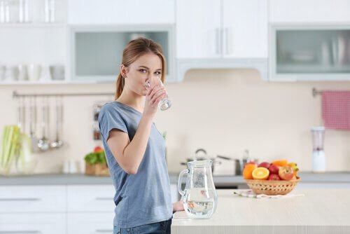 Viel trinken ist wichtig, um die Feuchtigkeit der Haut zu gewährleisten