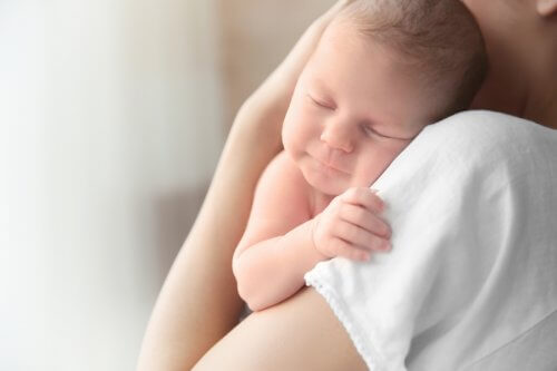 Veränderungen im Gehirn - Mutter mit Baby im Arm