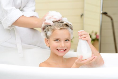 Ein warmes Bad kann ein überdrehtes Kind beruhigen