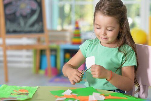 Die Erstellung eines Familienstammbaums weckt die Kreativität der Kinder